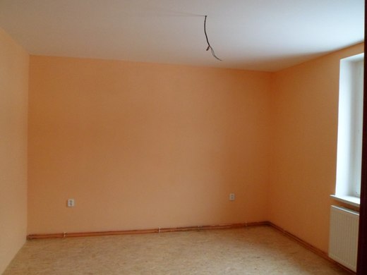 Pokoj z bílé do oranžové